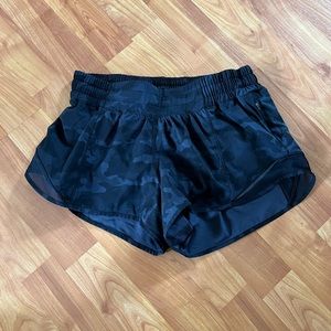 Black Camo lululemon hotty hot shorts 2.5